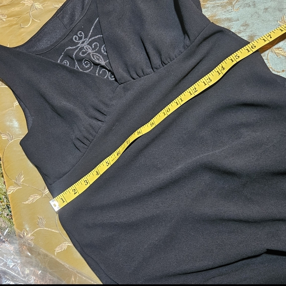 Elegant Black Sleeveless Dress. Lace Detail In Neckline. Size 8. Flowy Fabric - Picture 7 of 8